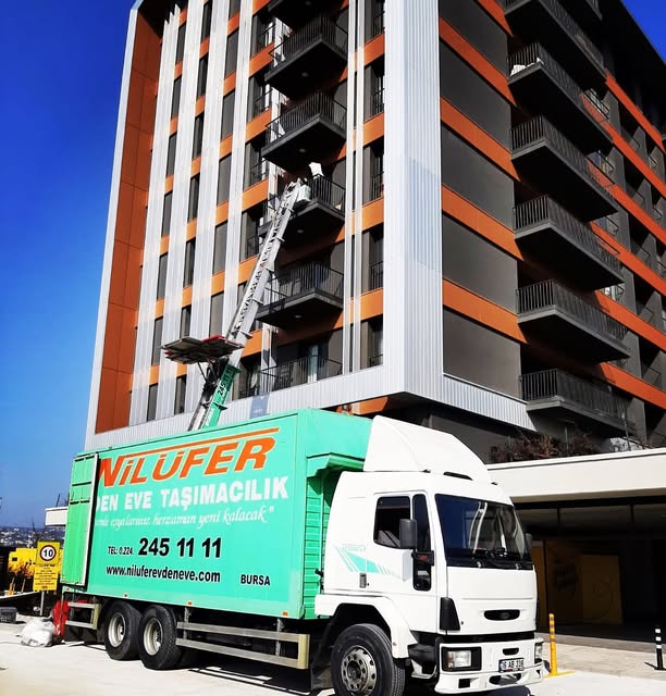 Firmamıza ait araç ve dış cephe asansörüyle Bursa'da yüksek kat nakliyat uygulaması